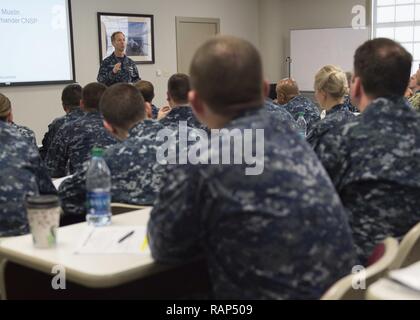 SAN DIEGO (Feb. 24, 2017) der hinteren Adm. John B. Mustin, stellvertretender Commander, Naval Surface Force, US Pacific Fleet, spricht während der LCS finden Leadership Symposium am Naval Base San Diego. Fast 100 Führungskräfte aus über dem Littoral Combat Ship (LCS) Naval Reserve Force und aktive Kraft treffen sich an diesem Wochenende fortgesetzt Strategien für Erfolg und künftige Änderungen für die Naval Reserve LCS-Programm zu diskutieren.. Stockfoto