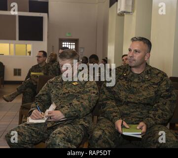 U.S. Navy Cmdr. Wesely Myhand, Links, Bekämpfung der Logistik Regiment 1, 1 Marine Logistik Gruppe, und Lt.Cmdr. Shawn Bootsma, Bekämpfung Logistik Regiment 15, 1 Marine Logistics Group, Gastredner, hintere Adm. Brent W. Scott, Kaplan des Marine Corps, sprechen bei einem Treffen besprechen geistige Fitness innerhalb des Marine Corps, bei der Blinder Memorial Chapel auf Camp Pendleton, Calif., Feb 23, 2017. Stockfoto