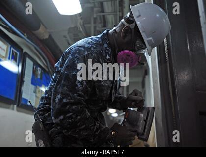 YOKOSUKA, Japan (Feb. 22, 2017) - Hospital Corpsman 3. Klasse Patrick Gayle von Jacksonville, Fla., USA 7 Flotte Flaggschiff USS Blue Ridge LCC (19), Sand einen Türrahmen in der medizinischen Wartebereich des Schiffes. Blue Ridge ist in eine umfassende Wartung, um das Schiff weiterhin als eine robuste Kommunikation Plattform in den USA 7 Flotte Einsatzgebiet zu dienen zu modernisieren. Stockfoto
