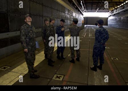 SASEBO, Japan (Feb. 23, 2017) Lt. j.g. Ray Norris, Assistant Oberleutnant der Amphibisches Schiff USS BONHOMME RICHARD (LHD6), erklärt gut Deck zur Republik Korea Marine Seeleute, Commander, Amphibischen Squadron (COMPHIBRON) 53 zugewiesen, während ein Schiff Tour. Bonhomme Richard, Vorwärts- und Sasebo, Japan bereitgestellt, das eine schnelle Reaktionsfähigkeit im Falle eines regionalen Kontingenz oder Naturkatastrophe zur Verfügung zu stellen. Stockfoto