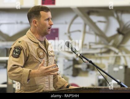 ULF von Aden (Feb. 23, 2017) USS Makin Island befehlshabenden Offizier, Kapitän Mark Melson liefert Erläuterungen während der afrikanischen amerikanischen und Black History Month Feier in den Hangar Bay. Makin Island ist in den USA der 5. Flotte Bereich für Maßnahmen zur Erhöhung der Sicherheit des Seeverkehrs auf die Verbündeten und Partnern zu beruhigen bereitgestellt, und der Freiheit der Schiffahrt und des freien Handels in der Region erhalten. Stockfoto