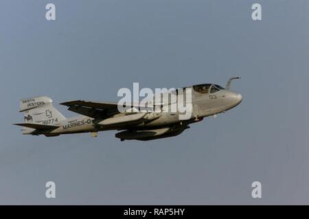 Eine EA-6B Prowler zu den VMAQ 2 (Marine taktische Elektrische Kriegsführung Squadron 2) Cherry Point Marine Corps Air Station stationiert zugeordnet, North Carolina fliegt, während in Bewältigen Tiger 2002 Flügel 1 Air Base Korat, Thailand teilnehmen. Die Kräfte aus den Vereinigten Staaten, Thailand und Singapur, sowie US-Marines wird in der Übung bewältigen Tiger 02 in Thailand ab Januar 14-25, 2002 teilnehmen. Cope Tiger ist eine jährliche, multinationale Übung in der Asien-Pazifik-Region. Mehr als 1.200 Personen an der Übung teilnehmen, darunter etwa 600 US-service Mitglieder und 600 Service Stockfoto