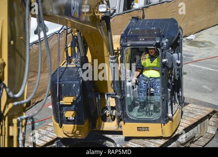 SAN DIEGO (Feb. 21, 2017) Kapitän Joel Roos, kommandierender Offizier Naval Medical Center San Diego (NMCSD) sitzt in einem Bagger auf dem Gelände des Gebäudes 11 Abriss Projekt onboard NMCSD. Roos besucht das Gebäude der Site Survey und der erste Hammer in seine Zerstörung schwingen. Stockfoto