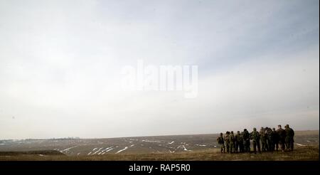 Us-Marines mit Schwarzen Meer Drehkraft 17.1 und Rumänische Soldaten Verhalten der Führer recon während der Übung Platinum Eagle in den Hügeln von smardan Training Area, Rumänien, Jan. 21, 2017. Platinum Eagle ist eine multi-nationale Übung mit Verbündeten in der Region um das Schwarze Meer Interoperabilität durch kombinierte Waffen Training zu erhöhen. Stockfoto