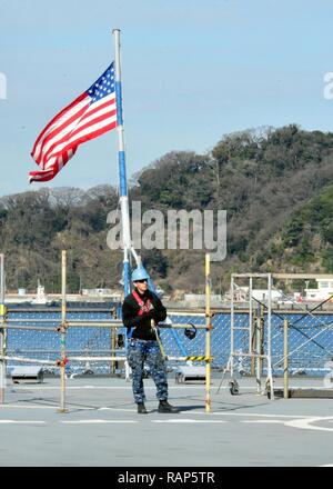 YOKOSUKA, Japan (Feb. 22, 2017) - Elektroniker Seemanns William Hughes, angeschlossen an den USA 7 Flotte Flaggschiff USS Blue Ridge (LCC 19), bereitet sich auf das Deck des Schiffes zu arbeiten. Blue Ridge ist in eine umfassende Wartung, um das Schiff weiterhin als eine robuste Kommunikation Plattform in den USA 7 Flotte Einsatzgebiet zu dienen zu modernisieren. Stockfoto