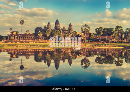 Angkor Wat Tempel im Wasser der Lotus Teich bei Sonnenuntergang widerspiegelt. Siem Reap. Kambodscha. Stockfoto