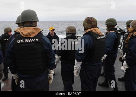 Atlantik (Feb. 22, 2017) - Leiter der Gunner Mate Alvin Johnson spricht zu Matrosen an Bord der USS Donald Cook (DDG75) vor der Besatzung - Waffen live Brand serviert, Feb 22, 2017. Donald Cook, eine der Arleigh-Burke-Klasse geführte-missile Destroyer, Vorwärts - Rota, Spanien bereitgestellt werden, ist die Durchführung von naval Operations in den USA 6 Flotte Bereich der Maßnahmen zur Unterstützung der US-amerikanischen nationalen Sicherheitsinteressen in Europa und Afrika. Stockfoto