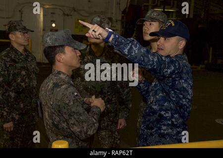 SASEBO, Japan (Feb. 23, 2017) Lt. j.g. Ray Norris, Assistant Oberleutnant der Amphibisches Schiff USS BONHOMME RICHARD (LHD6), erklärt gut Deck zur Republik Korea Marine Seeleute, Commander, Amphibischen Squadron (COMPHIBRON) 53 zugewiesen, während ein Schiff Tour. Bonhomme Richard, Vorwärts- und Sasebo, Japan bereitgestellt, das eine schnelle Reaktionsfähigkeit im Falle eines regionalen Kontingenz oder Naturkatastrophe zur Verfügung zu stellen. Stockfoto