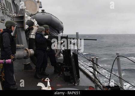 Atlantik (Feb. 22, 2017) - Matrosen an Bord der USS Donald Cook (DDG75) Feuer eine MK 38. 25 mm Maschinengewehr während einer Besatzung - Serviert Waffen live Brand, Feb 22, 2017. Donald Cook, eine der Arleigh-Burke-Klasse geführte-missile Destroyer, Vorwärts - Rota, Spanien bereitgestellt werden, ist die Durchführung von naval Operations in den USA 6 Flotte Bereich der Maßnahmen zur Unterstützung der US-amerikanischen nationalen Sicherheitsinteressen in Europa und Afrika. Stockfoto