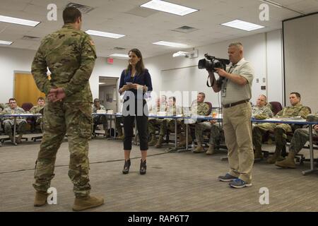 Us-Armee Kapitän Jessica Donnelly und Sgt. Brian Calhoun, 108 Öffentliche Angelegenheiten Loslösung, South Carolina Army National Guard Verhalten ein Mock Interview als zivile Medien während der Pre-Command Kurs an McCrady Training Center in Eastover, South Carolina, Feb 25, 2017 posieren. Das South Carolina National Guard Pre-Command Kurs bietet eine formale Ausbildung, um zu helfen, zukünftige Firma Kommandanten und ersten Sergeants für Befehl vorbereiten. Stockfoto