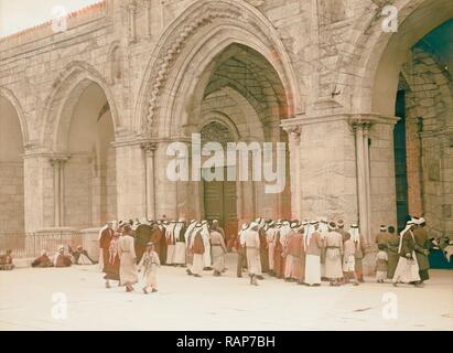 Gruppen von Arabern vor al-Aqsa Moschee lesen rebel Poster. Freitag, Sept. 16, 1938. 1938, Jerusalem, Israel neuerfundene Stockfoto