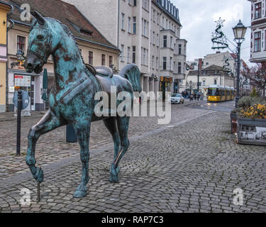 Alt-Köpenick, Berlin Bronze Skulptur von Pferd, Kopfsteinpflaster und alten Gebäuden in der historischen Altstadt Stockfoto