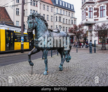 Alt-Köpenick, Berlin Bronze Skulptur von Pferd, Kopfsteinpflaster und alten Gebäuden in der historischen Altstadt Stockfoto