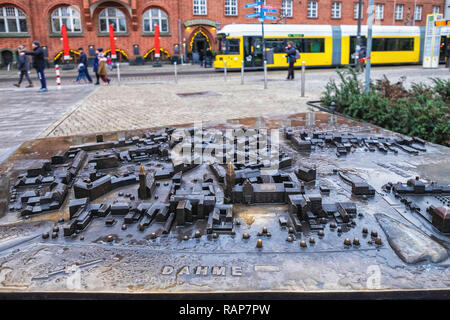 Berlin, Alt-Kopenick. Bronze Modell der Köpenicker Altstadt vor Rathaus Stockfoto