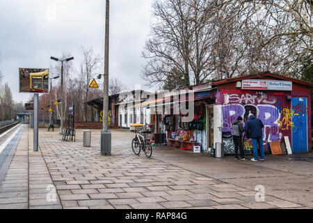 Spindlersfeld S Bahn station Plattform & Shop - Bezirk Treptow-Köpenick, Berlin Stockfoto