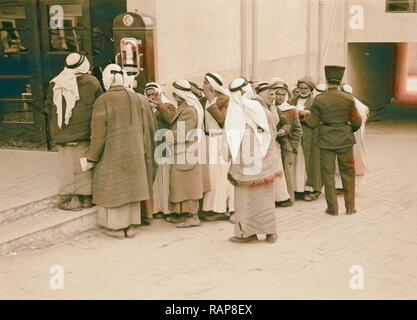 Reihe von Bauern in der Warteschlange für Identität & pass Karten. 1934, Israel. Neuerfundene durch Gibon. Klassische Kunst mit einem Neuerfundene Stockfoto