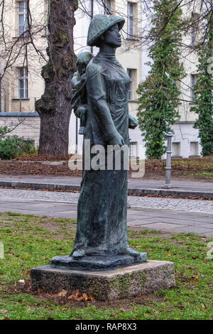 Alt-Köpenick, Berlin, Bronze Skulptur von asiatische Frau mit Baby auf dem Rücken Stockfoto