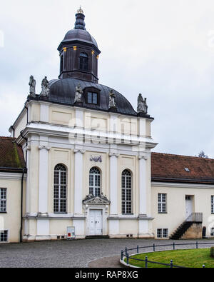 Köpenick Schloss auf einer Insel im Dahme entfernt. Barocke Gebäude aus dem 17. Jahrhundert beherbergt, Kunst & Handwerk Museum, denkmalgeschützten Bauen Stockfoto