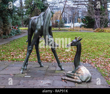 Berlin-Köpenick Skulptur von zwei Giraffen von Bildhauer Hans-Detlev Hennig in Schloss Park auf einer Insel in die Dahme. Stockfoto