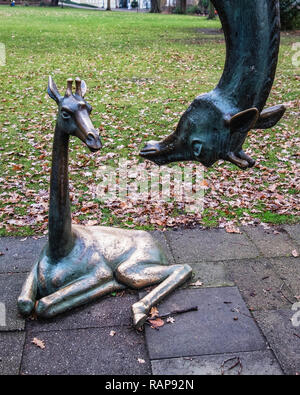 Berlin-Köpenick Skulptur von zwei Giraffen von Bildhauer Hans-Detlev Hennig in Schloss Park auf einer Insel in die Dahme. Stockfoto
