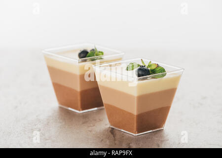 Nahaufnahme der köstlichen Triple Chocolate Mousse Desserts im Glas Stockfoto