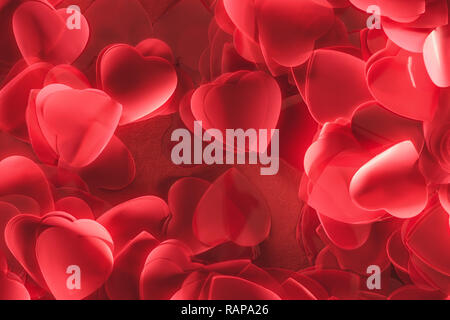Romantische dekorative rote herzförmige Blätter, Valentines Tag Hintergrund Stockfoto