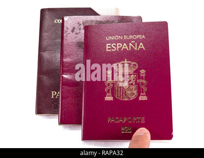 Finger pointint neuen spanischen Reisepass über alte abgelaufen ist, Stockfoto
