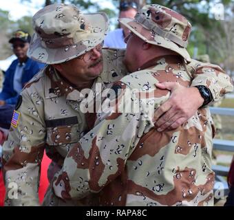 Zwei Veteranen aus der 24 Infanterie Division bei der Desert Storm 26. Jahrestag Gedenkfeier Umarmung Feb.27, 2017 in Fort Stewart, Georgia. Stockfoto