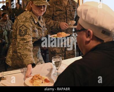 Master Sgt. Ruth Salender, 341 Operations Group first Sergeant, Orte einer vorbereiteten Mahlzeit vor einer der Richter während der Krieger Küchenchef Wettbewerb 24.02.2017, an der Malmstrom Air Force Base, Mont Gerichte wurden von einer Jury auf der Basis von Geschmack, Textur, Kreativität beurteilt, und wenn Sie das Thema Zutaten und Darstellung geehrt. Stockfoto