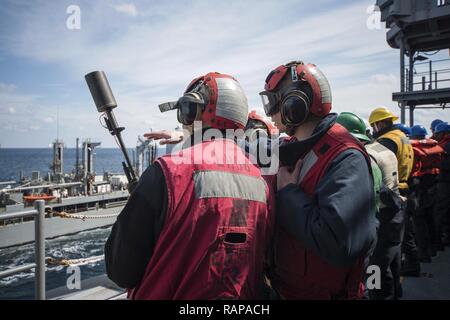 EAST CHINA SEA (Feb. 28, 2017) von Gunner Mate 2. Klasse Christian Weinrick, aus Salem, Anschl. leitet das Ziel der Gunner Mate 2. Klasse Tristan Jesusa, von Baras, Philippinen, vor einen Schuss von Amphibisches Schiff USS BONHOMME RICHARD (LHD 6) zur Verbindung mit der Henry J. Kaiser-Klasse Auffüllung öler USNS Pecos (T-AO 197) während einer Auffüllung-auf-See (RAS). Bonhomme Richard ist auf einer Routinepatrouille in der Indo-Asia-Pazifik-region Als vorwärts zu dienen - für jede Art von Kontingenz. Stockfoto