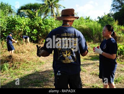 PITI, Guam (Feb. 25, 2017) - Master Chief's Machinist Mate David Ford, Eingeborener von Belcher, La., Mentoren Engineman 1. Klasse Amerahkate Barambangan, Eingeborener von Los Angeles, die sowohl für die u-boot Tender USS Frank Kabel zugewiesen (40) Während ein CPO 365 Community Relations Projekt an der Atantano Heiligtum in Piti, Guam Feb 25. Frank Kabel ist uns auf der Insel Guam bereitgestellt und führt die Wartung und den Support von U-Booten und Überwasserschiffen in die USA 5. und 7. Bereich der Flotte im Einsatz sind. Stockfoto