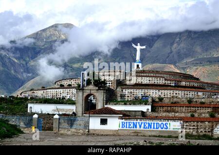 Friedhof - Alte Yungay, wo ein Erdbeben und Erdrutsche im Jahre 1970 in YUNGAY begraben. Abteilung der Ancash. PERU Stockfoto