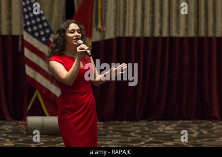 Sgt. Ixchel Perez, Mitglied der 1. Marine Division Band, führt an einem professionellen Abendessen in Valley Center, Calif., Feb 23, 2017. Der Fall, bewirtet von Sgt. Maj. Bradley Kasal, erlaubt Sergeants Major, Master gunnery Sergeants und Command Master Chief Petty officers von der Westküste Kameradschaft aufzubauen und Beziehungen stärken. Stockfoto