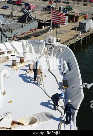 NORFOLK (Feb. 20, 2017) öffentlichen Dienst Seemänner zugeordnet zu militärischen Sealift Command Hospital Ship USNS Comfort (T-AH 20) eine Mooring Winch verwenden, Festmacher, wie das Schiff fährt Naval Station Norfolk. Der Komfort unterwegs war Teil des 2017 Comfort Übung (COMFEX). Die Übung ist eine vierteljährliche Schulungen Batterie ausgelegt das medizinische Personal, Support und des Öffentlichen Dienstes Seeleute, die an Bord des Schiffes in ihren Pflichten kompetent bedienen zu halten. Komfort bietet ein schwimmendes, mobile, akuten chirurgischen medizinische Einrichtung, wenn man an das US-Militär bezeichnet und im Krankenhaus t Stockfoto