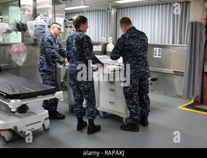 NORFOLK, Virginia (20. Februar 2017) - - USA Marine medizinische Fachleute an militärischen Sealift Command's Hospital Ship USNS Comfort (T-AH 20) Durchführung einer Bestandsaufnahme der medizinischen Versorgung an Bord des Schiffes, 24.02.20. Das Schiff erhielt unterwegs zu leiten, seinen Komfort Übung (COMFEX). Stockfoto