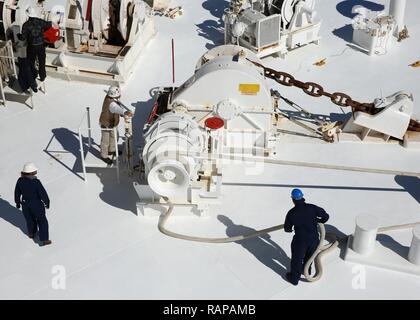 NORFOLK (Feb. 20, 2017) öffentlichen Dienst Seemänner zugeordnet zu militärischen Sealift Command Hospital Ship USNS Comfort (T-AH 20) eine Mooring Winch verwenden, Festmacher, wie das Schiff fährt Naval Station Norfolk. Der Komfort unterwegs war Teil des 2017 Comfort Übung (COMFEX). Die Übung ist eine vierteljährliche Schulungen Batterie ausgelegt das medizinische Personal, Support und des Öffentlichen Dienstes Seeleute, die an Bord des Schiffes in ihren Pflichten kompetent bedienen zu halten. Komfort bietet ein schwimmendes, mobile, akuten chirurgischen medizinische Einrichtung, wenn man an das US-Militär bezeichnet und im Krankenhaus t Stockfoto