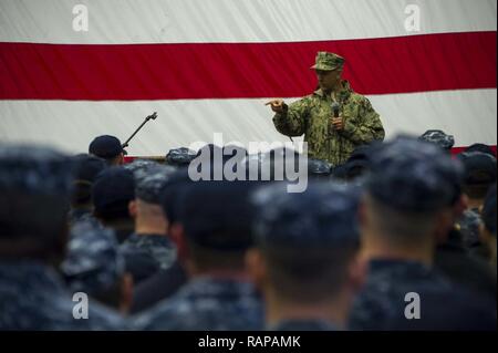 SAN DIEGO (Feb. 27, 2017) - Kommandant, Expeditionary Strike Group 3, hintere Adm. Cathal O'Connor nimmt Fragen aus der Crew der Amphibisches Schiff USS America (LHA 6) während einer alle Hände. Während der Begehung Connor das Schiff bereiste und sprach mit der Crew über Erwartungen für Einsatz später dieses Jahr. Amerika ist eine Aviation centric Amphibisches Schiff, Marine Aviation Anforderungen unterstützt, von kleinen, blindbewerbungen einer Expeditionary strike Group, zu gewaltsamen Eindringen Missionen in den großen Theatern von Krieg. Stockfoto