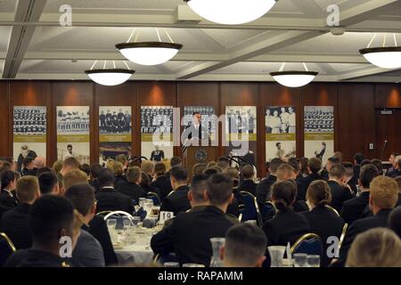 SOUTH BEND, Ind (Feb. 25, 2017) Leiter der Marineoperationen Adm. John M. Richardson spricht zu Naval ROTC midshipmen bei einem Abendessen in Purcell Pavillon Monogramm Zimmer auf dem Campus der Universität von Notre Dame. Richardson war der Hauptredner bei der 22. jährlichen Naval Führung Wochenende Seminar. Stockfoto