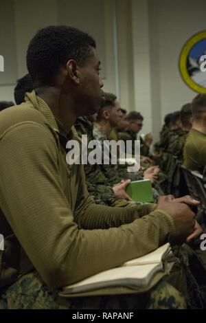 Us-Marines mit 1 Combat Engineer Battalion (CEB), 1st Marine Division und 7. Unterstützung der Techniker Bataillon, 1. Marine Logistics Group, an Berg Kriegsführung Überlebensfähigkeit Klassen während der Berg Training Übung 2-17, Marine Corps Mountain warfare Training Center (MCMWTC) Bridgeport, Calif., Feb 23, 2017. MCMWTC ist einer der abgelegensten Beiträge das Marine Corps", bestehend aus ca. 46.000 Hektar großen Gelände mit Höhen von 5.000 bis 11.000 Fuß reichen. 1. CEB durchgeführt Szenario-basierte Training, dass Mobilität umfasste, Mobilität und Überlebensfähigkeit in einem mounta Stockfoto