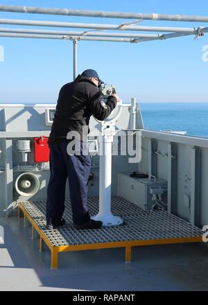 NORFOLK, Virginia (20. Februar 2017) - - Erster Offizier Andrew Chen, einen öffentlichen Dienst Seemänner an Military Sealift Command's Hospital Ship USNS Comfort (T-AH 20), überprüft die Position der Schiffe mit einem Sextant, 24.02.20. Der Komfort ging zur See zu seinen Komfort Übung (COMFEX) durchführen. Stockfoto