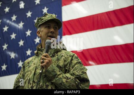 SAN DIEGO (Feb. 27, 2017) - Kommandant, Expeditionary Strike Group 3, hintere Adm. Cathal O'Connor spricht mit der Crew der Amphibisches Schiff USS America (LHA 6) während einer alle Hände. Während der Begehung Connor das Schiff bereiste und sprach mit der Crew über Erwartungen für Einsatz später dieses Jahr. Amerika ist eine Aviation centric Amphibisches Schiff, Marine Aviation Anforderungen unterstützt, von kleinen, blindbewerbungen einer Expeditionary strike Group, zu gewaltsamen Eindringen Missionen in den großen Theatern von Krieg. Stockfoto