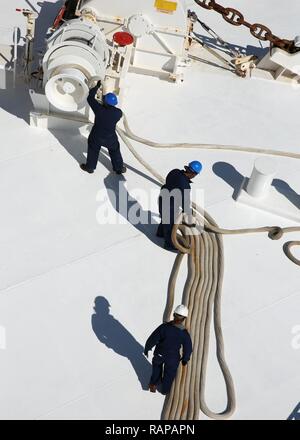 NORFOLK, Virginia (20. Februar 2017) -- Öffentlichen Dienst Seemänner an Military Sealift Command's Hospital Ship USNS Comfort (T-AH 20) bringen, Festmacher, wie das Schiff unterwegs erhält von der Naval Station Norfolk, 24.02.20. Das Schiff erhielt unterwegs zu leiten, seinen Komfort Übung (COMFEX). Stockfoto