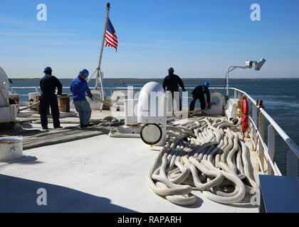 NORFOLK, Virginia (20. Februar 2017) -- Öffentlichen Dienst Seemänner an Military Sealift Command's Hospital Ship USNS Comfort (T-AH 20) bringen, Festmacher, wie das Schiff unterwegs erhält von der Naval Station Norfolk, 24.02.20. Das Schiff erhielt unterwegs zu leiten, seinen Komfort Übung (COMFEX). Stockfoto