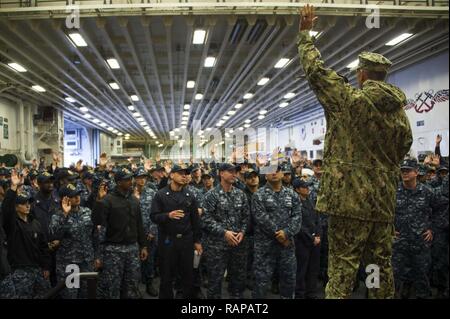 SAN DIEGO (Feb. 27, 2017) Commander, Expeditionary Strike Group 3, hintere Adm. Cathal O'Connor spricht mit der Crew der Amphibisches Schiff USS America (LHA 6) während alles - Hände. Während der Begehung Connor das Schiff bereiste und sprach mit der Crew über Erwartungen für Einsatz später dieses Jahr. Amerika ist eine Aviation centric Amphibisches Schiff, Marine Aviation Anforderungen unterstützt, von kleinen, blindbewerbungen einer Expeditionary strike Group zu gewaltsamen Eindringen Missionen in den großen Theatern von Krieg. Stockfoto