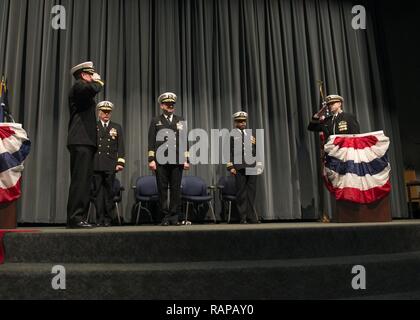 KEYPORT, Washington (Feb. 27, 2017) Cmdr. Donald Tenney, Links, kommandierender Offizier der Los Angeles-Klasse schnell-Angriffs-U-Boot USS Albuquerque (SSN706) Bestellungen der Executive Officer, Lt.Cmdr. Ryan Kramer, befestigen Sie die Brandwache während der Boot Stilllegung Zeremonie an Keyport Undersea Museum statt. Albuquerque abgeschlossen 33 Jahre Dienst als zweite US-Marine Kriegsschiff nach Albuquerque, New Mexiko genannt zu werden. Stockfoto