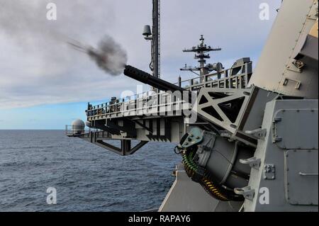 Pazifik (Feb. 26, 2017) Die USS Theodore Roosevelt (CVN 71) Test feuert eine Close-In Waffen System. Theodore Roosevelt ist derzeit vor der Küste von Südkalifornien die Durchführung von routinemäßigen Ausbildungsmaßnahmen. Stockfoto