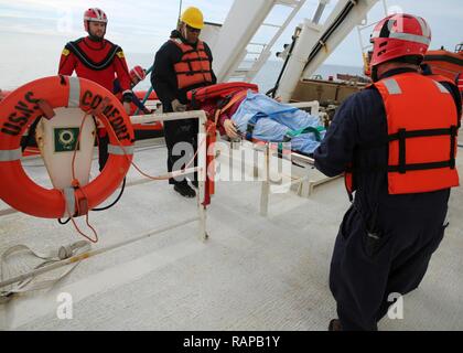 NORFOLK (Feb. 20, 2017) öffentlichen Dienst Seemänner, die militärische Sealift Command Hospital Ship USNS Comfort (T-AH 20) Verkehrsmittel einen simulierten Unfall während einer Mann-über-Bord-Position zu bohren. Der Komfort unterwegs war Teil des 2017 Comfort Übung (COMFEX). Die Übung ist eine vierteljährliche Schulungen Batterie ausgelegt das medizinische Personal, Support und des Öffentlichen Dienstes Seeleute, die an Bord des Schiffes in ihren Pflichten kompetent bedienen zu halten. Komfort bietet ein schwimmendes, mobile, akuten chirurgischen medizinische Einrichtung, wenn man an das US-Militär genannt, und Hospital Services US-Katastrophe zu unterstützen. Stockfoto