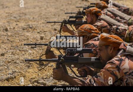 RABKUT, Oman (Feb. 19, 2017) der königlichen Armee des Oman (RAO) 11 Brigade Soldaten ihre Gewehre auf Ziele während eines live-fire Reihe während der Übung Meer Soldat, 24.02.19. Beim abfeuern, jedes RAO Soldat feuerte zwei Sätze von drei runden Augen Anpassungen vornehmen und dann einen abschließenden Satz von vier Runden die Einstellungen korrekt sind, zu bestätigen. Meer Soldat 2017 ist eine jährliche bilaterale Übung mit der königlichen Armee von Oman durchgeführt, die die kooperative Fähigkeiten zu zeigen, und wird von den USA und Partnerstaaten der Wahrung der regionalen Stabilität und Sicherheit zu arbeiten. Die 11 Marine Expeditionary Stockfoto