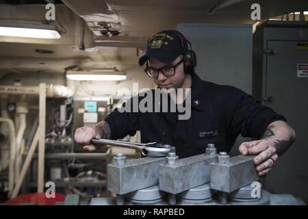 SOUTH CHINA SEA (Feb. 28, 2017) Engineman 3. Klasse Scott Engelhard, von Lake St. Louis, Missouri, führt die Wartung in einem Maschinenraum an Bord des amphibious Transport dock Schiff USS Green Bay LPD (20). Green Bay, mit 31 Marine Expeditionary Unit begonnen, ist auf einer Routinepatrouille in der Indo-Asia-pazifischen Region Partnerschaften zu verbessern und eine fertige Antwort für jede Art von Kontingenz. Stockfoto