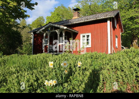 Rot schwedische Hütte im Wald Stockfoto